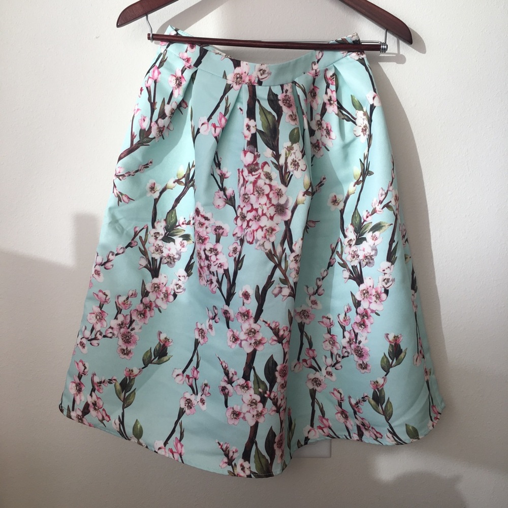 DONATED NWT 🌸🌸 Francesca’s midi floral skirt